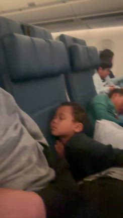 今年が1番大変だった？国際線4人子連れの大移動の記事動画