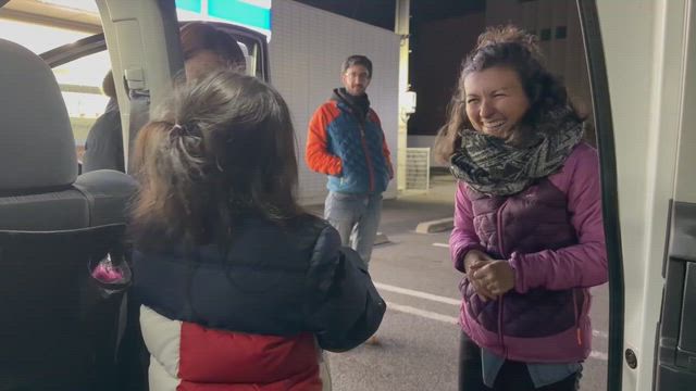 トラブル修理-世界38カ国を旅するイタリア人夫婦のシトロエンキャンピングカーを修理の記事動画