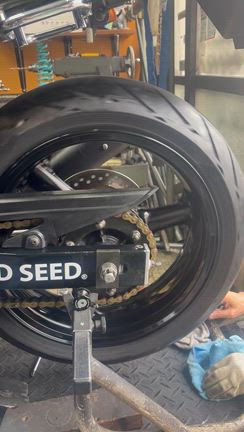 ZRー7リヤキャリパーセンター出しの記事動画