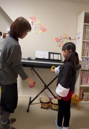 【季節の歌に合わせたリズム打ち♪】の記事動画