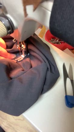 【洋服リフォーム】紳士のスラックス、穴あいても捨てる前に直せるんですの記事動画