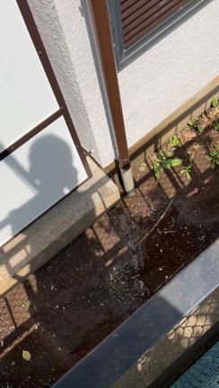 「雨水が流れず溢れて来る」との現場への記事動画