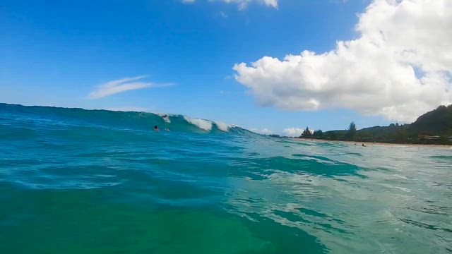 朝6時に起きてノースショアに向かって波チェック〜胸頭サイズのサーフィンを太志プロGoProで〜♪の記事動画