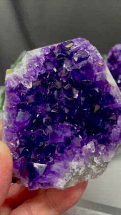 極上ウルグアイ産アメジスト原石の記事動画