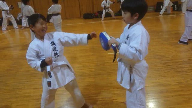 30分筋トレからの「1時間半、ミット打ち」の記事動画