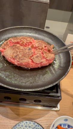 誰かここの正しい食べ方を教えてくれないかなと思いながら、火力の少ないお皿で細切れにしたハンバーグの記事動画