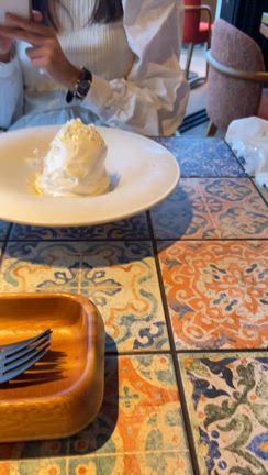 横浜港を望むテラスにての記事動画