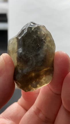 ブラックリビアン原石 ブルーライン （希少・高品質]天然ブラック  