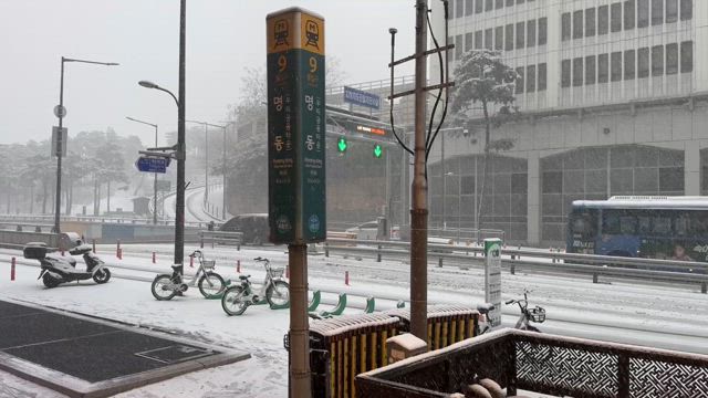 【ソウル（明洞）】朝起きたら雪が積もってる！の記事動画