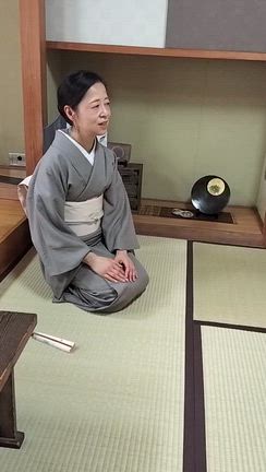 小雨の中のお稽古日　金木犀が開花して　着物姿良いですね～の記事動画