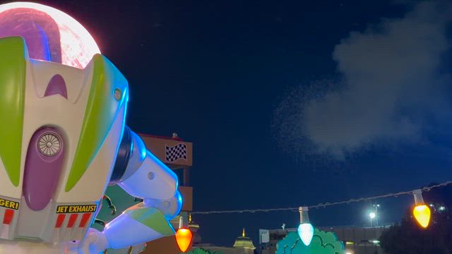 おもちゃの世界で花火鑑賞！？バズと一緒に観れる素敵な鑑賞場所☆の記事動画