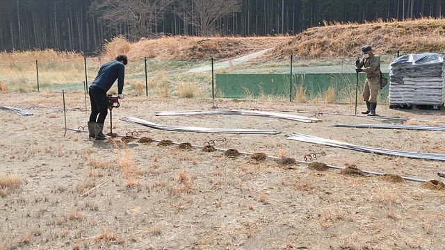 ビニールハウスの建て方始まる！の記事動画