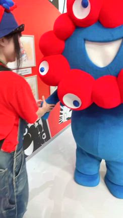 ミャクミャクハウスで生ミャクミャクとツーショット！の記事動画