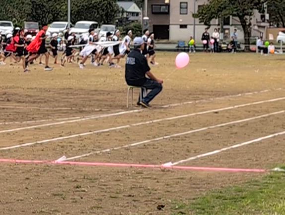 150個の風船飛ばしてお祝いの記事動画