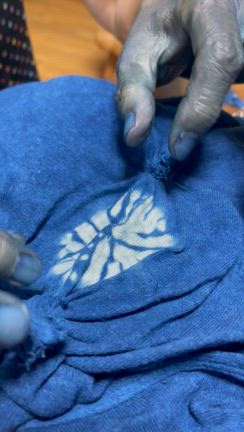 秋分の一日　美しい絞り染めでの発酵藍染め体験会の記事動画