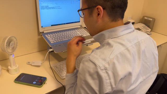 電話での相談支援の模様の記事動画