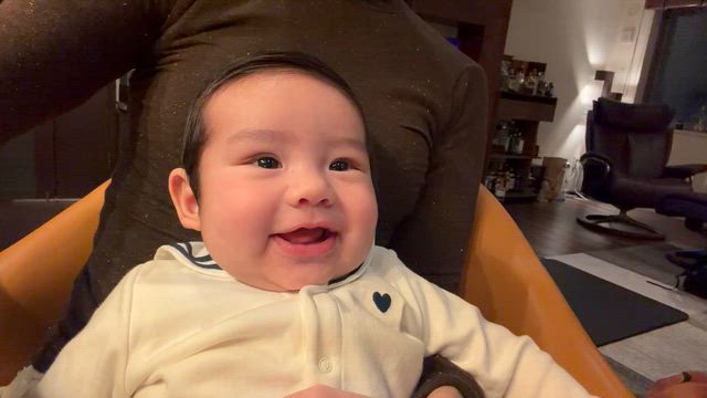 史上最年少の可愛いゲストが家にの記事動画