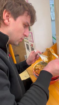 今話題の旨辛痺麺が半端ない！！の記事動画