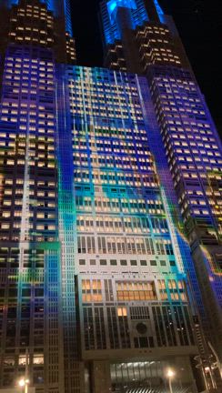 都庁でプロジェクションマッピングの記事動画