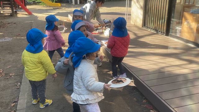 ハニー　落ち葉でライオン制作！の記事動画