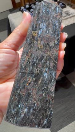 【少し前の新着入荷】しっかり青く光るヌーマイトの記事動画