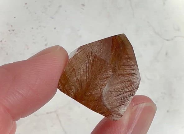 ☆新商品「ルチルクォーツ・ポイント柱」の記事動画