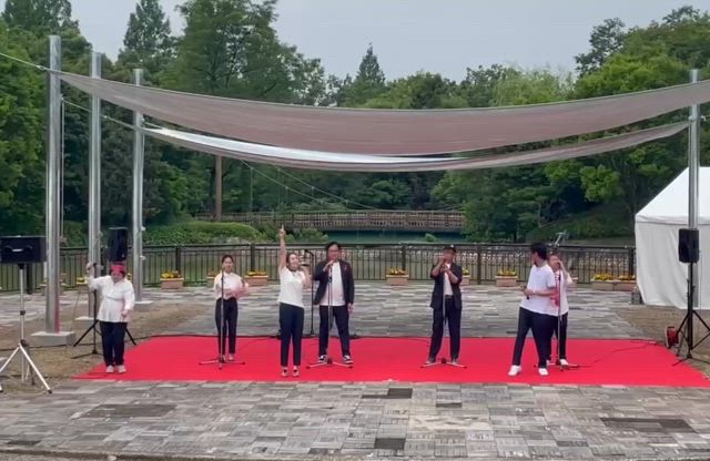 バラに囲まれて音楽ライブ(歌の動画あり)の記事動画