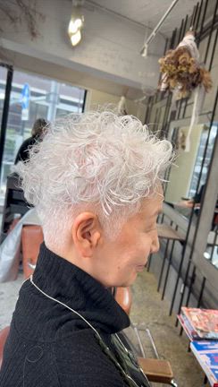 【天然ホワイトヘア × パーマ × ツーブロック】の記事動画