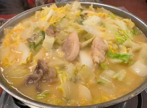 白菜がてんこ盛り！びわこ食堂名物「とりやさい鍋」の記事動画