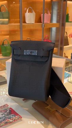 研ぎ澄まされたオールブラックが存在感を放つ「アッカドモノクローム」が入荷！！の記事動画