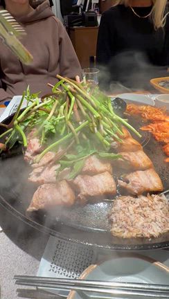 〈韓国〉SnowManもうなった！セリのサムギョプサルを堪能の記事動画