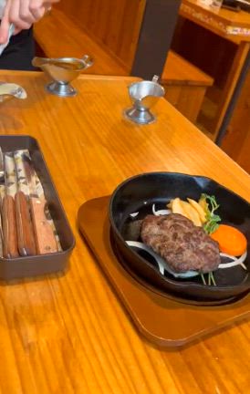 妹と娘とクローバーでハンバーグの記事動画