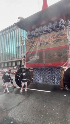 雨の山鉾巡行ときもの今昔まつりの記事動画
