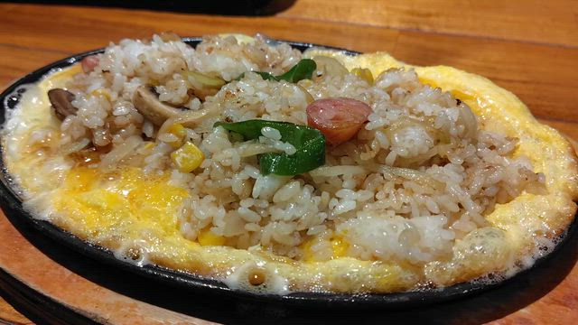 だしたまごをひいた鉄板ピラフ＠鉄板スパゲッティーズ108の記事動画