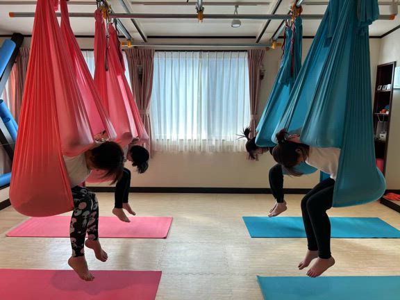 スパイダーマンもお気に入りの空中ヨガの記事動画