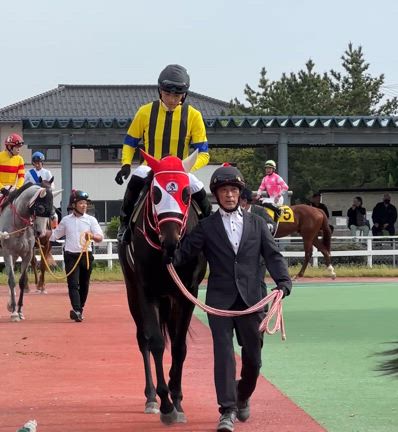 金沢競馬場で有名厩務員さんに…の記事動画