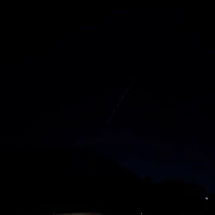 奇跡的に見れた！まさに銀河鉄道な夜空に輝く光の列の記事動画