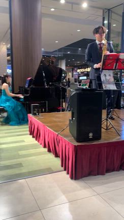 サクソフォーンとピアノのコンサートの記事動画