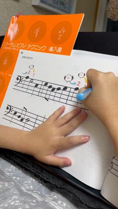 【5指ポジションを楽に広げられるテキスト】の記事動画