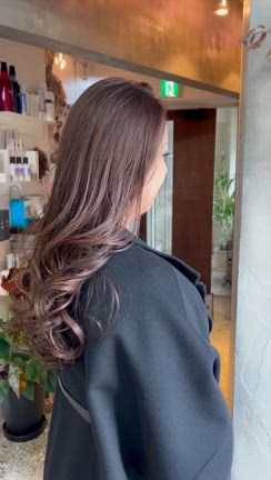 服の厚みが出る季節のロングヘアは☝️の記事動画