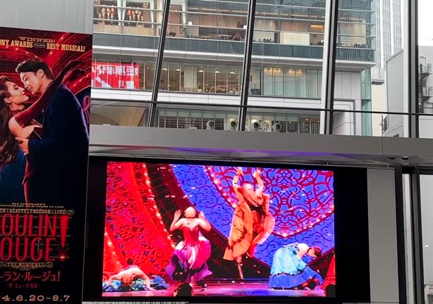 『ムーラン・ルージュ!』広告と渋谷スクランブルスクエア❤️朝ドラ『虎に翼』ギャラリー展も♪の記事動画