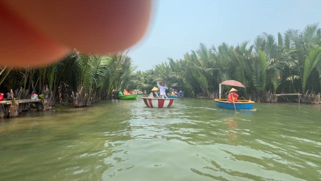 ベトナムの赤い月/ココナッツボートの記事動画