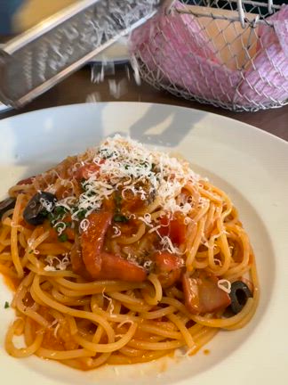 マダムに混ざるガハハ笑い２人。：ブレアガーデンの記事動画