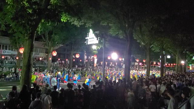 出張先で夏祭りの記事動画