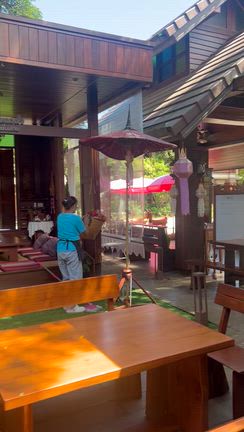 メコン川を望む夜とタイの寺院の記事動画