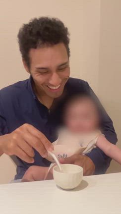 娘が離乳食を食べてる動画の記事動画