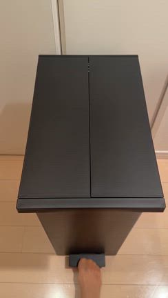 「観音開きで省スペース！KEYUCAのダストボックスの記事動画