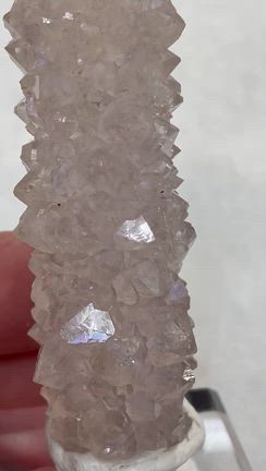 超レアなアメジストタイプのアナンダライト原石【天然レインボー水晶】の記事動画