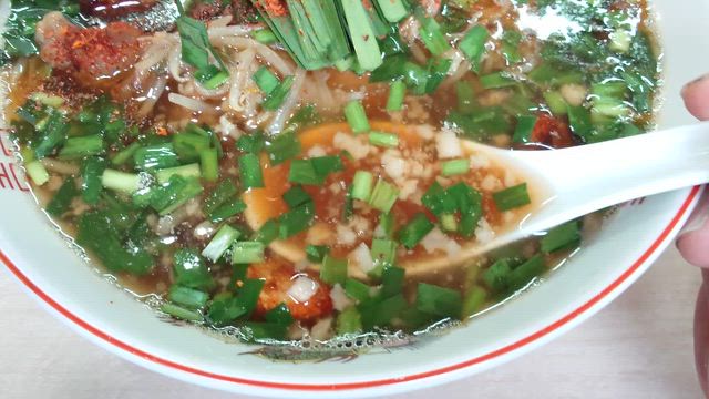 自家製麺 麺屋にぼすけ美郷店☆ニラソバ　極み　極太手揉み麺ver.の記事動画