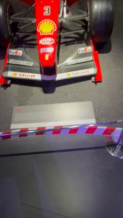 【贅沢体験】ロリーバーンのアテンドでフェラーリ博物館訪問！の記事動画